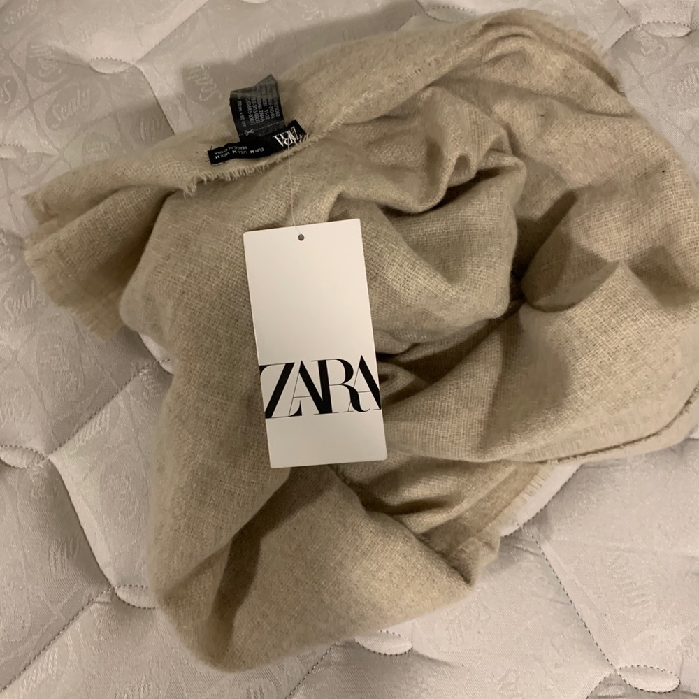 3/$25 Zara brand new creamy scarf 🧣